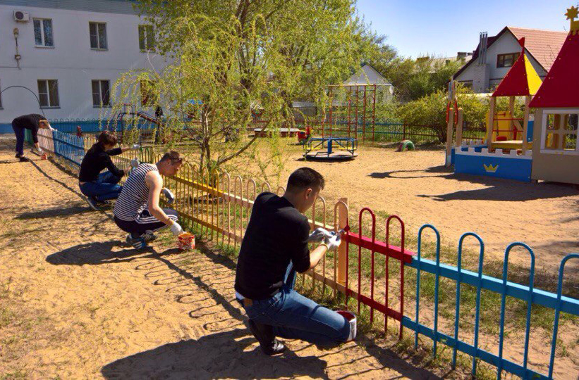 Калачевский Дом ребенка: окрашивание огороженной оборудованной детской площадки